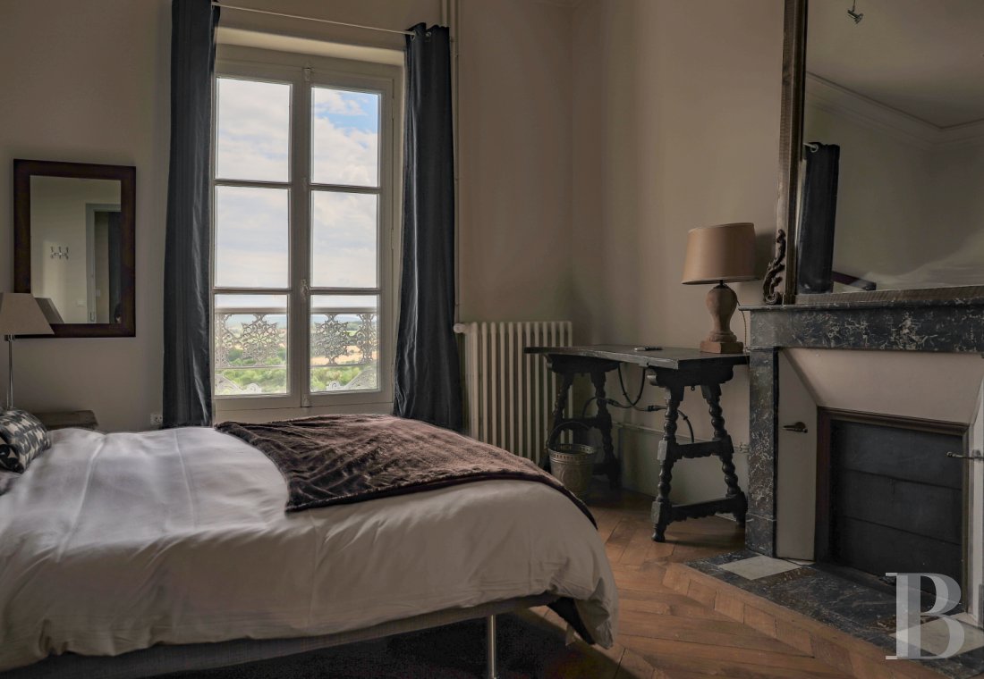 A chateau overlooking the Yonne from the edge of a cliff in Burgundy, not far from Vézelay - photo  n°21